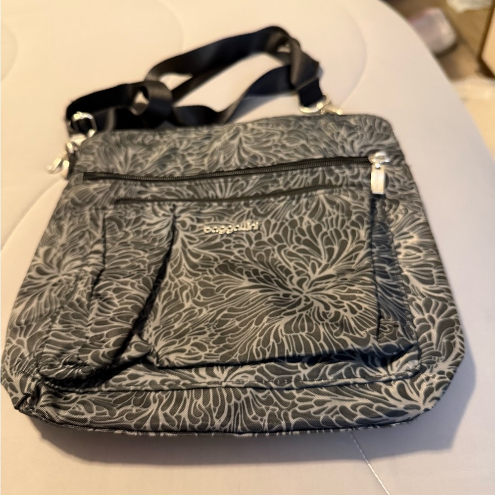 Baggallini Black Floral “Modern Pocket” Crossbody Bag